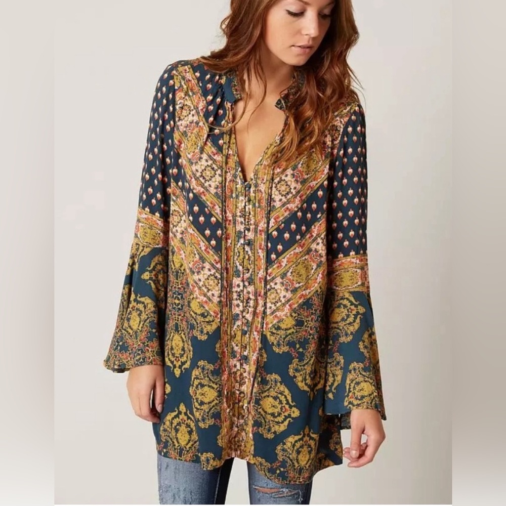 Free Pepple Magic Mystery Tunic Shirt Navy Blue High Low Hem
Bell Sleeves